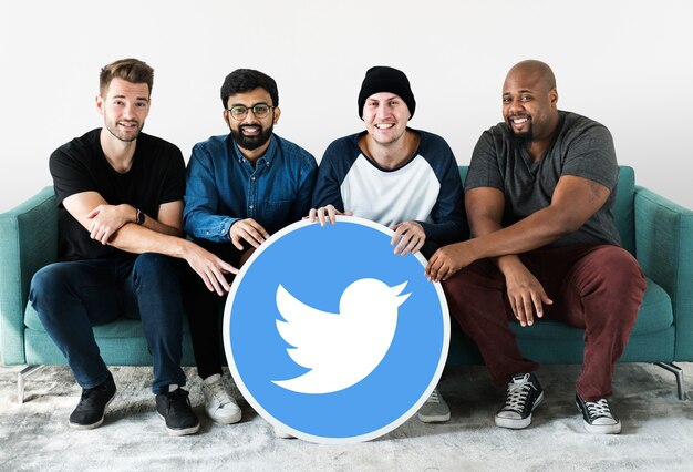 Mannen tonen een Twitter-pictogram