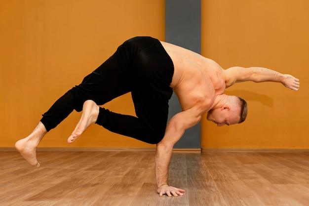 Gratis foto mannetje dat breakdance uitvoert