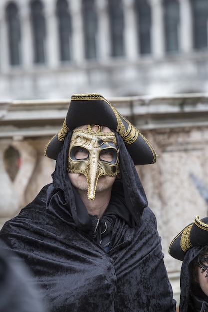 Mannetje in een traditioneel masker van venetië tijdens het wereldberoemde carnaval