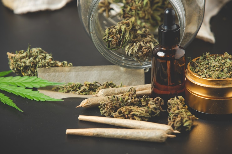 Gratis Foto marihuana-toppen met marihuana-gewrichten en cannabisolie