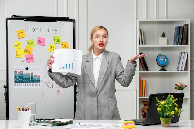 Marketing jonge mooie schattige zakendame in grijze blazer op kantoor geïrriteerd tijdens conferentie