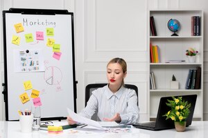 Marketing jonge schattige zakendame in gestreept shirt in kantoor begrip strategie