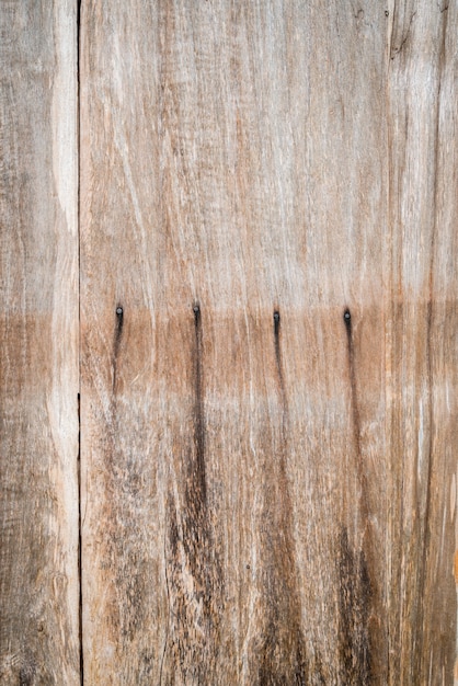 Marks van de nagel gaten op een houten plank