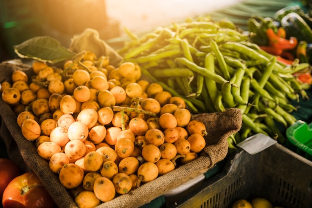 Marktkraam met verscheidenheid aan biologische groente