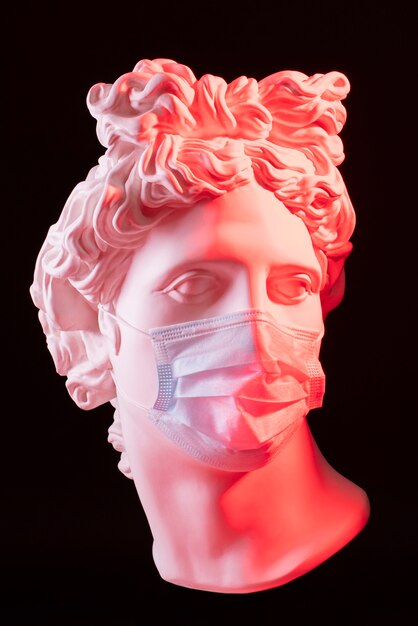 Marmeren sculptuur van historische figuur met medisch masker