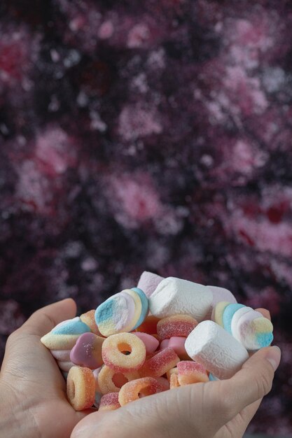 Marshmallow en jelly beans bij de hand houden.