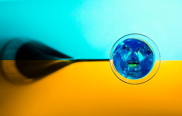 Martini-cocktail op blauwe en gele achtergrond