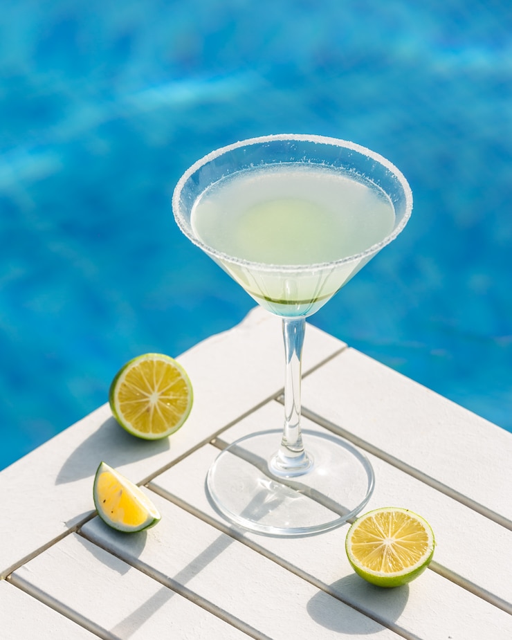 Gratis Foto martini met limoen rond een zwembad.