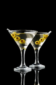 Martini vermout drankje geïsoleerd op zwarte achtergrond