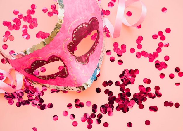 Gratis foto masker dichtbij reeks roze glitters