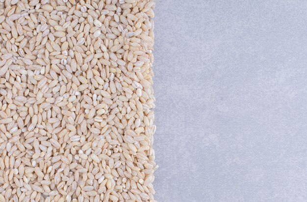 Massa rijst netjes gerangschikt op marmeren oppervlak