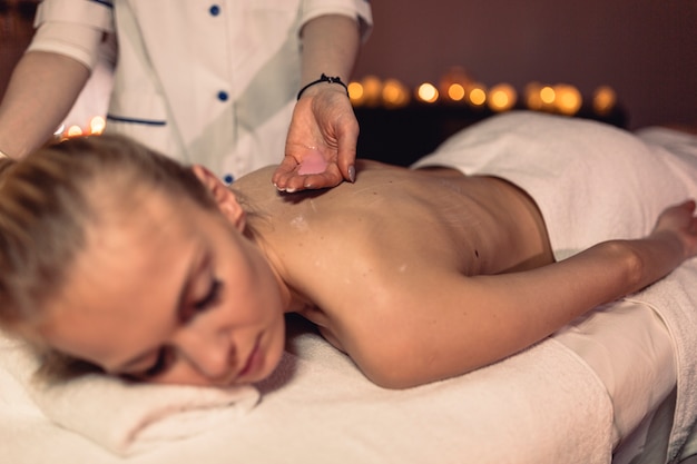 Massageconcept met kalme vrouw