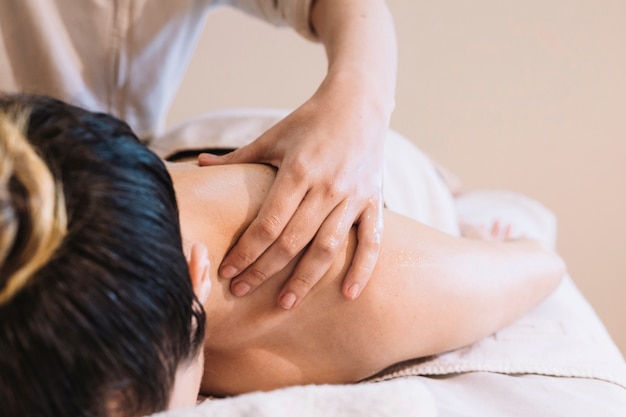 Gratis foto massageconcept met ontspannen vrouw