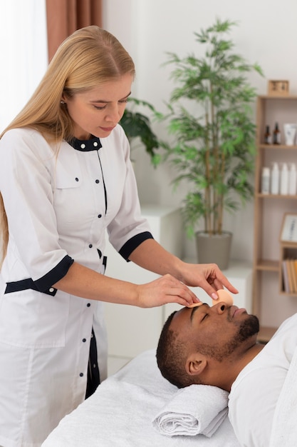 Masseur die voor haar cliënt zorgt?