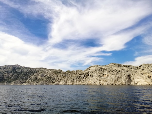 Gratis foto massif des calanques bedekt met groen omgeven door de zee in marseille in frankrijk