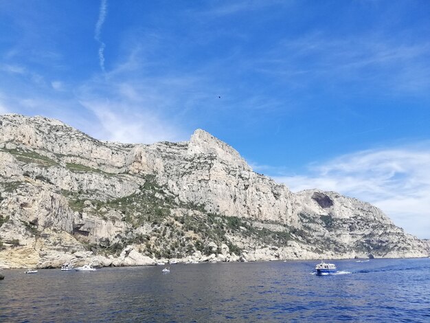 Massif des Calanques omgeven door de zee onder een blauwe lucht en zonlicht in Frankrijk