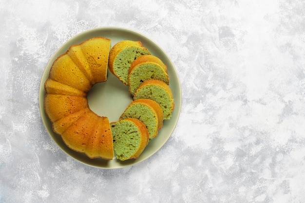 Matcha groene thee bundt cake op grijze steen Bovenaanzicht Exemplaarruimte