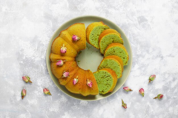 Matcha groene thee bundt cake op grijze steen Bovenaanzicht Exemplaarruimte