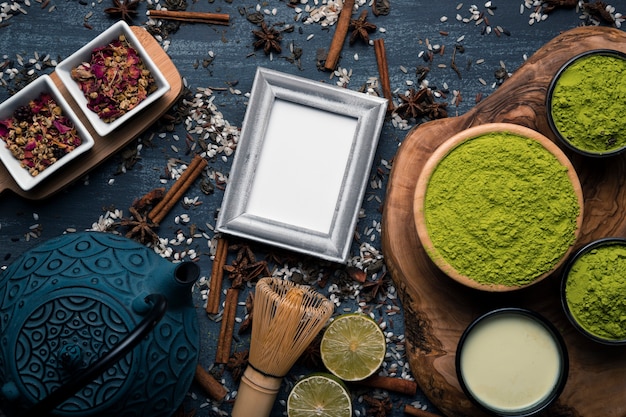 Matcha-set van bovenaanzicht met mock-up