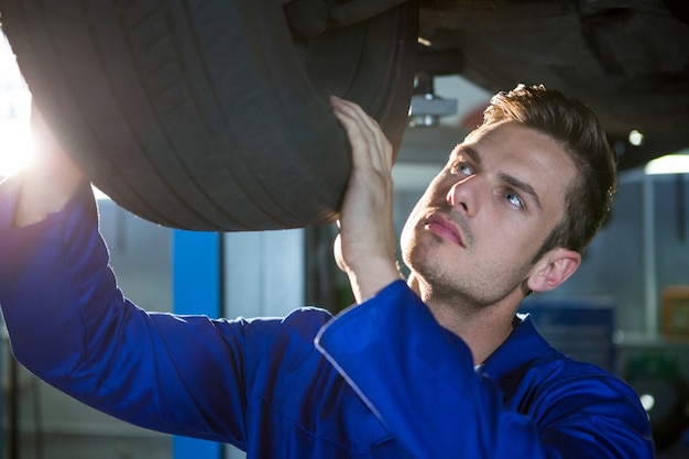 Gratis foto mechanic onderzoeken autoband