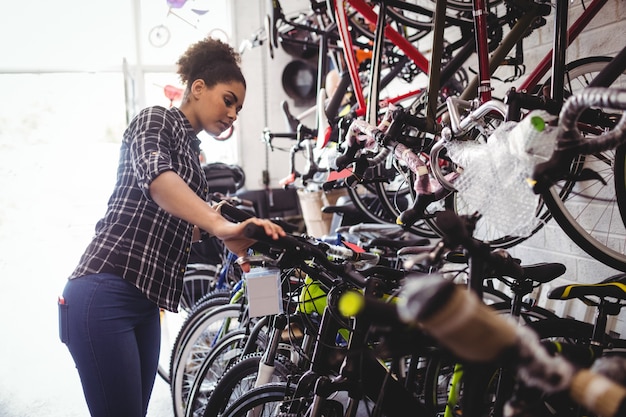 Mechanic onderzoeken fietsen