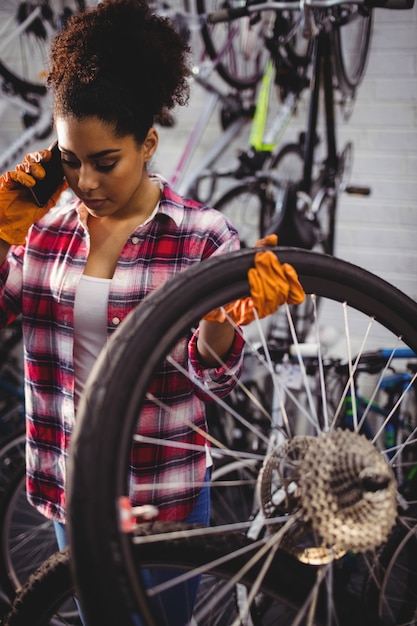 Mechanic praten over de mobiele telefoon