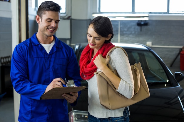 Mechanic tonen checklist van de klant