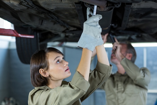 Mechanics de behandeling van een auto