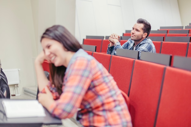 Medestudenten die bij lezing zitten