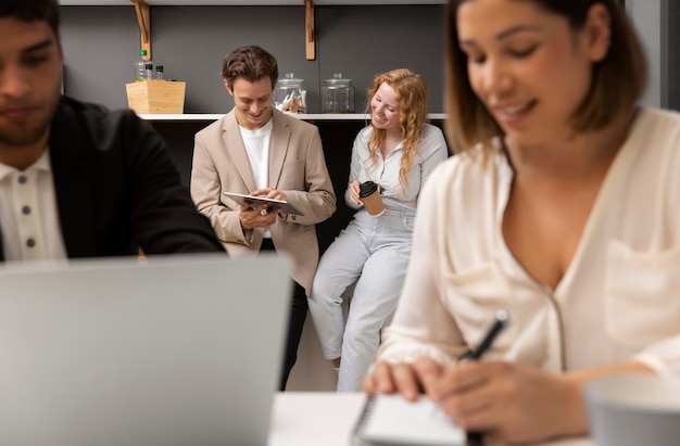 Medewerker die waardering voor elkaar toont