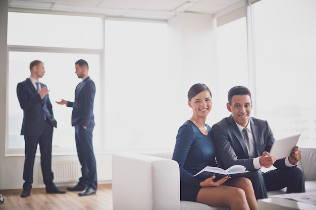 Medewerkers van het rapport op de bank