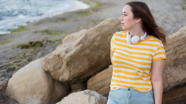 Medio doodgeschoten vrouw met hoofdtelefoons bij strand