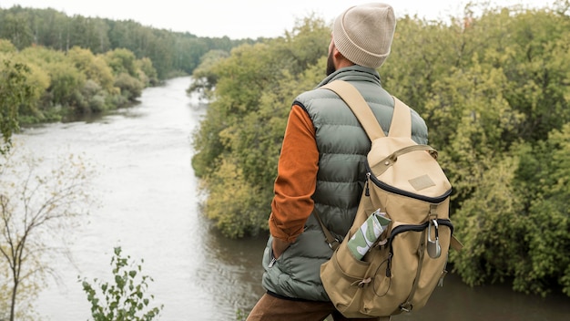 Gratis foto medio geschoten mens die rivier bekijkt