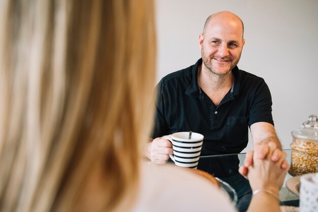 Medio oud paar in liefde thuis