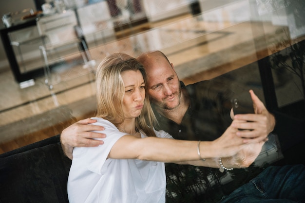 Gratis foto medio oud paar in liefde thuis