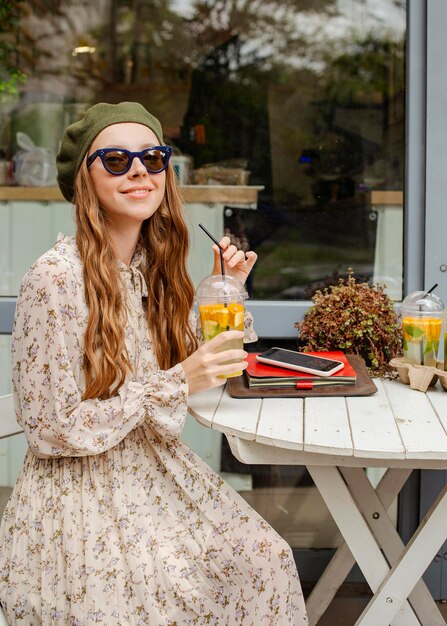 Medio schot jonge vrouw die vers drankje houdt