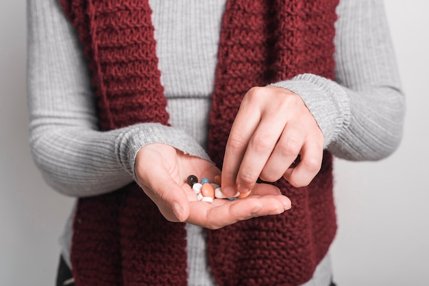 Gratis foto medio sectie van vrouw die pillen neemt