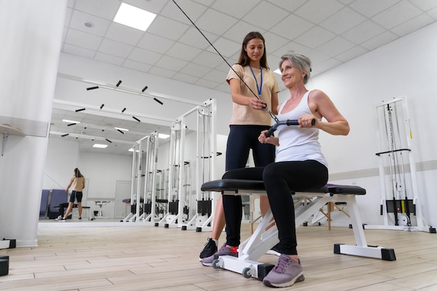 Gratis foto medisch assistent helpt patiënt met fysiotherapie-oefeningen