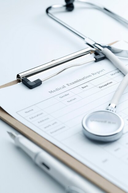 Medisch onderzoeksrapport en stethoscoop op wit bureaublad
