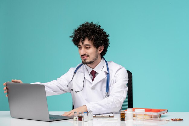 Medisch op afstand bezig met computer schattige knappe dokter in laboratoriumjas