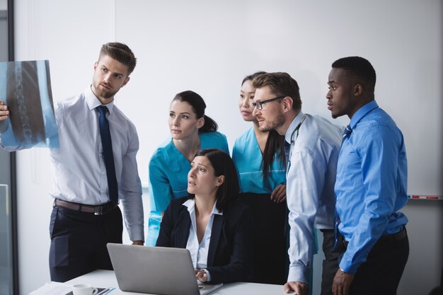 Medisch team dat een x-ray rapport onderzoekt