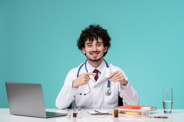 Medisch werken op de computer op afstand serieuze schattige slimme dokter in laboratoriumjas met pillen