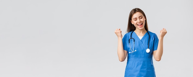 Medisch werkers gezondheidszorg covid en vaccinatie concept gelukkige vrolijke vrouwelijke verpleegster mooie enthousiasme