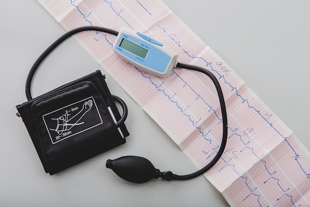 Medische apparatuur en cardiogram