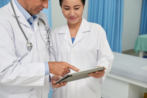 Medische arbeiders met tabletcomputer
