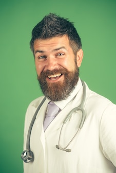 Medische gezondheidszorg en mensen concept vriendelijke arts met stethoscoop in ziekenhuis glimlachende arts