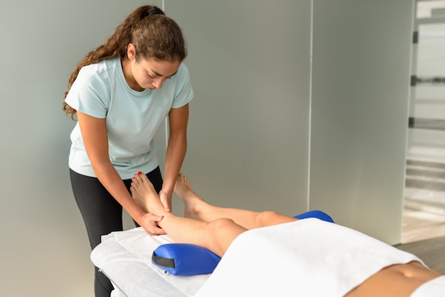Medische massage aan de voet in een fysiotherapeutisch centrum.
