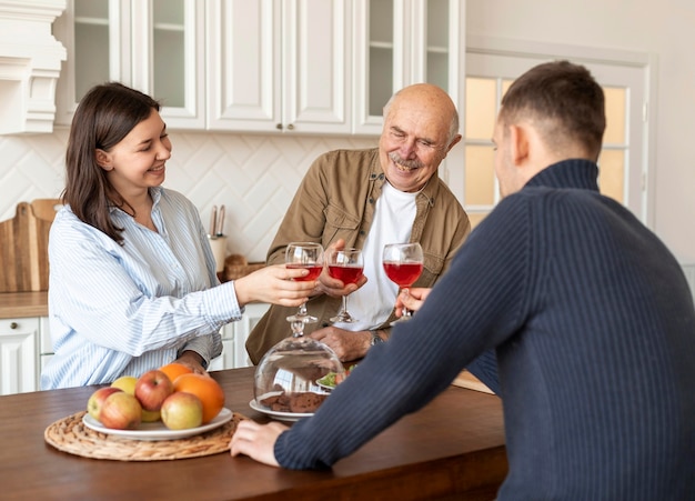 Gratis foto medium geschoten familieleden rammelende glazen