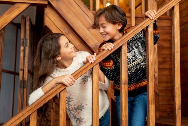 Medium geschoten gelukkige kinderen op de trap
