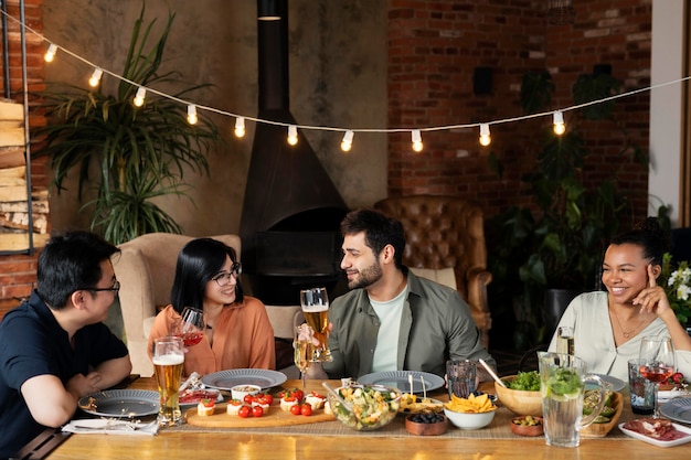 Medium geschoten gelukkige vrienden aan tafel